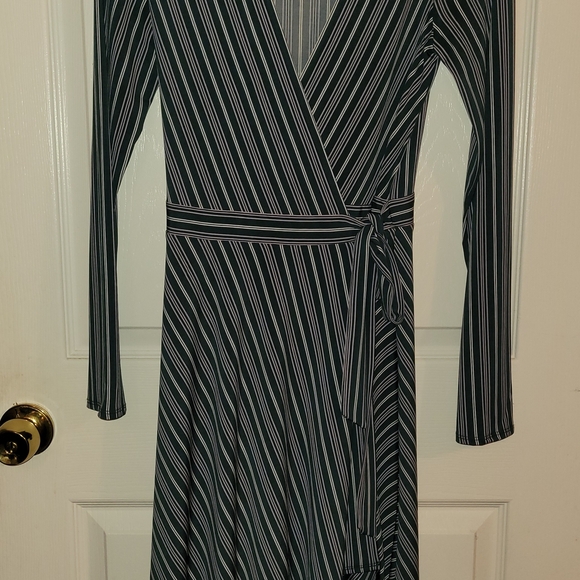 BCBGMaxAzria Gray and White Long Sleeve V-Neck Dress - Picture 1 of 8